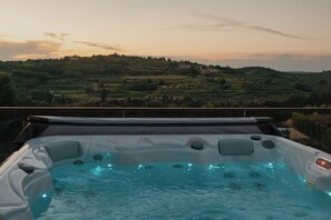 Outdoor spa tub - Villa Kim Vista Vinea (Buje)