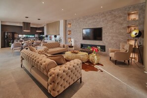 Family Villa, 4 Bedrooms, Mountainside (Villa Kim Vista Vinea) | Living room | Video game console