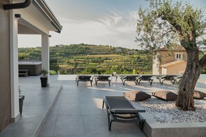 Family Villa, Multiple Bedrooms, Mountainside (Luxury Villa Kim Momjan) | Outdoor dining