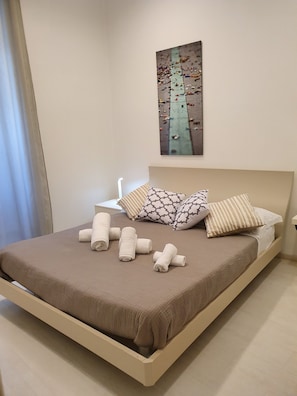 2 bedrooms, in-room safe, iron/ironing board, free WiFi