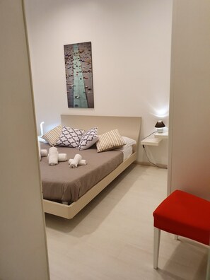 2 chambres, coffres-forts dans les chambres, fer et planche à repasser