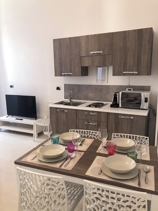 Microwave, coffee/tea maker, electric kettle, toaster