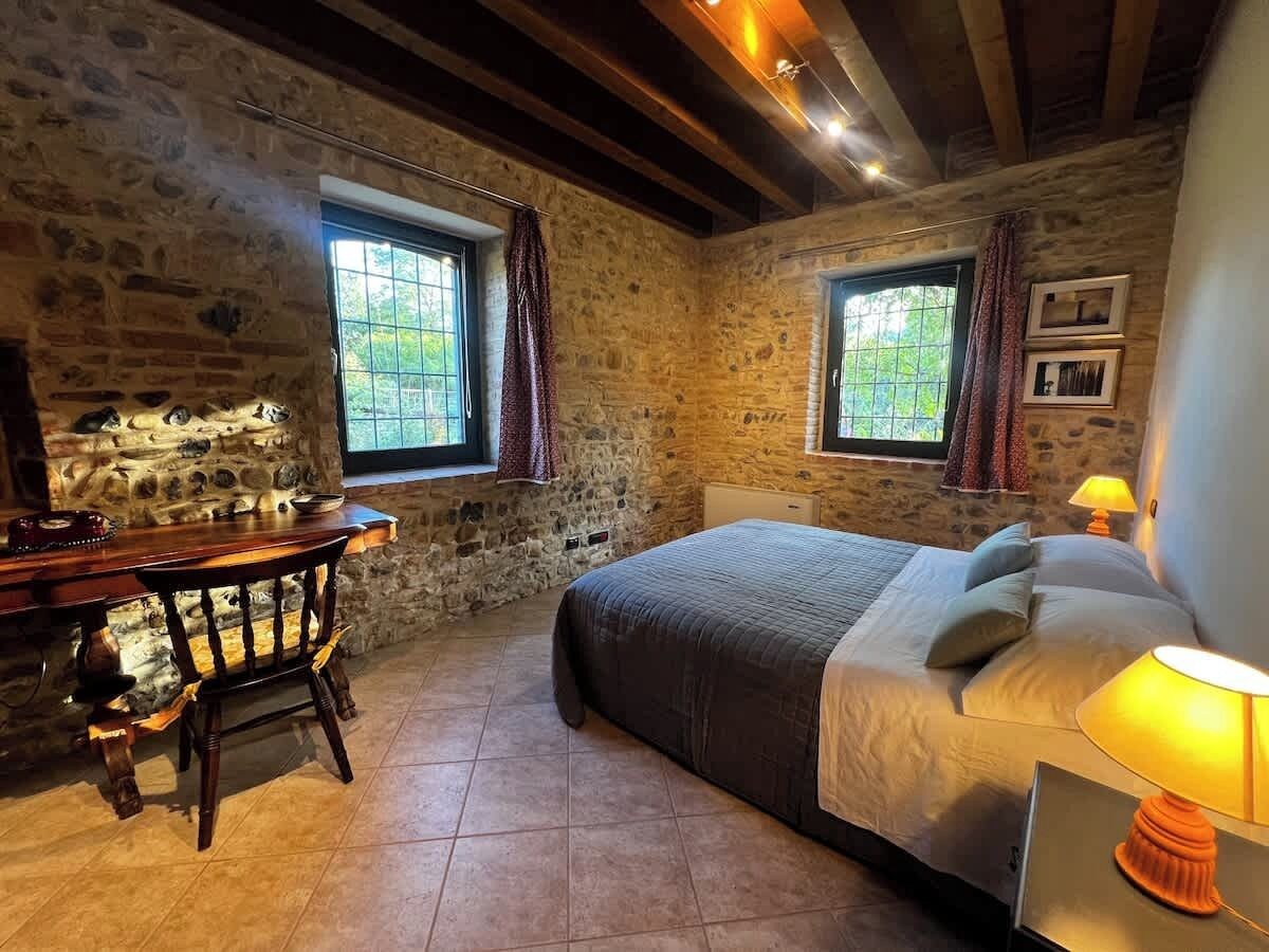 1 habitación, escritorio, tabla de planchar con plancha y cuna de viaje 