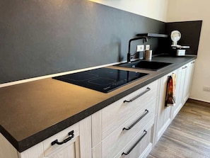 Frigorifero, microonde, forno, piano cottura