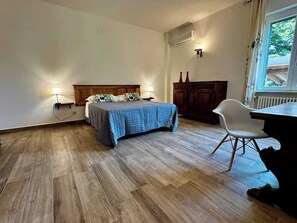 2 soverom, skrivebord, strykejern/-brett og reiseseng for barn