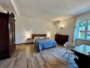 2 bedrooms, desk, iron/ironing board, travel crib