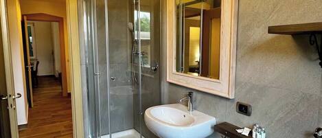 Shower, hair dryer, towels