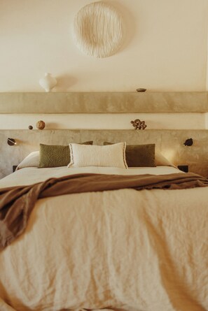 Suite, Balcony | In-room safe, blackout curtains, soundproofing, iron/ironing board