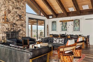 Fernseher, Kamin, Videospiele, Arbeitsbereiche