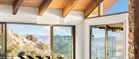 Televisión, chimenea, videojuegos, oficina