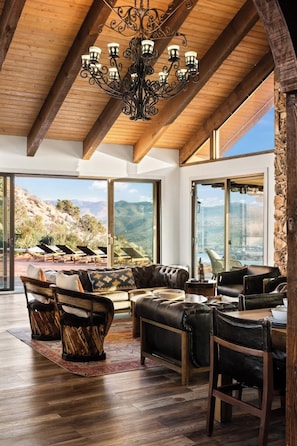 Televisión, chimenea, videojuegos y oficina 