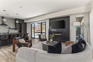 TV, peis og kontorer