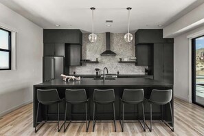 Kjøleskap, mikrobølgeovn, ovn og kokeplater