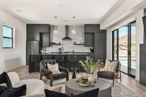 Televisión, chimenea y oficina 