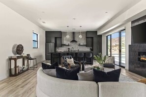 Televisión, chimenea y oficina 