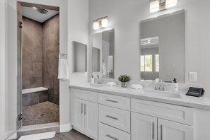 Een douche, een bubbelbad, een haardroger, handdoeken