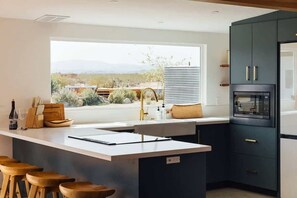 Fridge, microwave, oven, stovetop - Zen Casa By The CoHost Company (Joshua Tree)