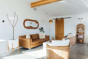 TV, offices - Zen Casa • Serene Escape w/ Hot Tub, Soaking Pool (Joshua Tree)