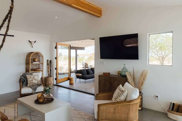 TV, offices - Zen Casa By The CoHost Company (Joshua Tree)