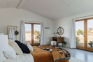 3 bedrooms, travel cot, WiFi, bed sheets - Zen Casa • Serene Escape w/ Hot Tub, Soaking Pool (Joshua Tree)