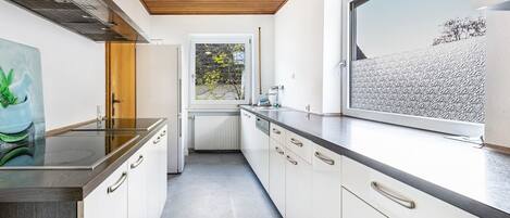 Een koelkast, een oven, een kookplaat, een vaatwasser