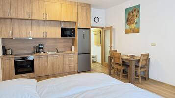 1 bedroom, iron/ironing board, internet, bed sheets