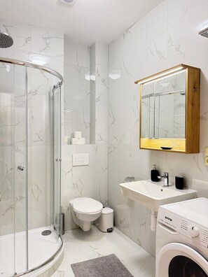 Douche, sèche-cheveux, serviettes fournies, savon