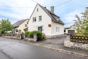 Exterior - Holiday Home 'Liebe' with Shared Garden, Balcony and Wi-Fi (Seesbach)