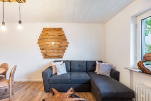 TV - Holiday Home 'Liebe' with Shared Garden, Balcony and Wi-Fi (Seesbach)