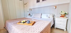 3 bedrooms, iron/ironing board, internet, bed sheets