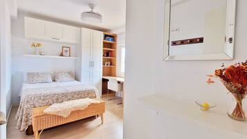 3 slaapkamers, een strijkplank/strijkijzer, internet, beddengoed