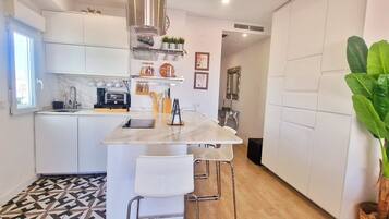 Een magnetron, een oven, een kookplaat, een vaatwasser