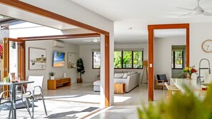 Smart TV, offices - Belle Escapes Sunset Boulevard (Palm Cove)