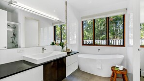 Een douche, een haardroger, handdoeken, zeep