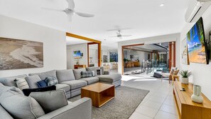 Smart TV, offices - Belle Escapes Sunset Boulevard (Palm Cove)