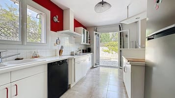 Een koelkast, een microgolfoven, een oven, een vaatwasser