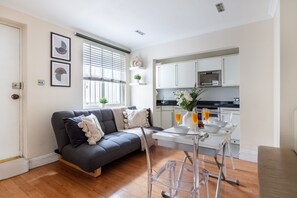 High chair - Classic 1BR - Notting Hill Gem (London)