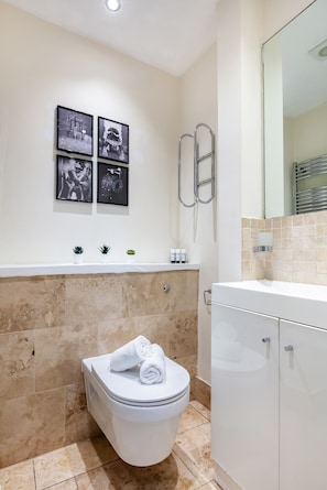 City Apartment, 1 Bedroom, Non Smoking | Bathroom