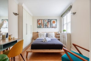 City Apartment, 1 Bedroom, Non Smoking | Iron/ironing board, free WiFi