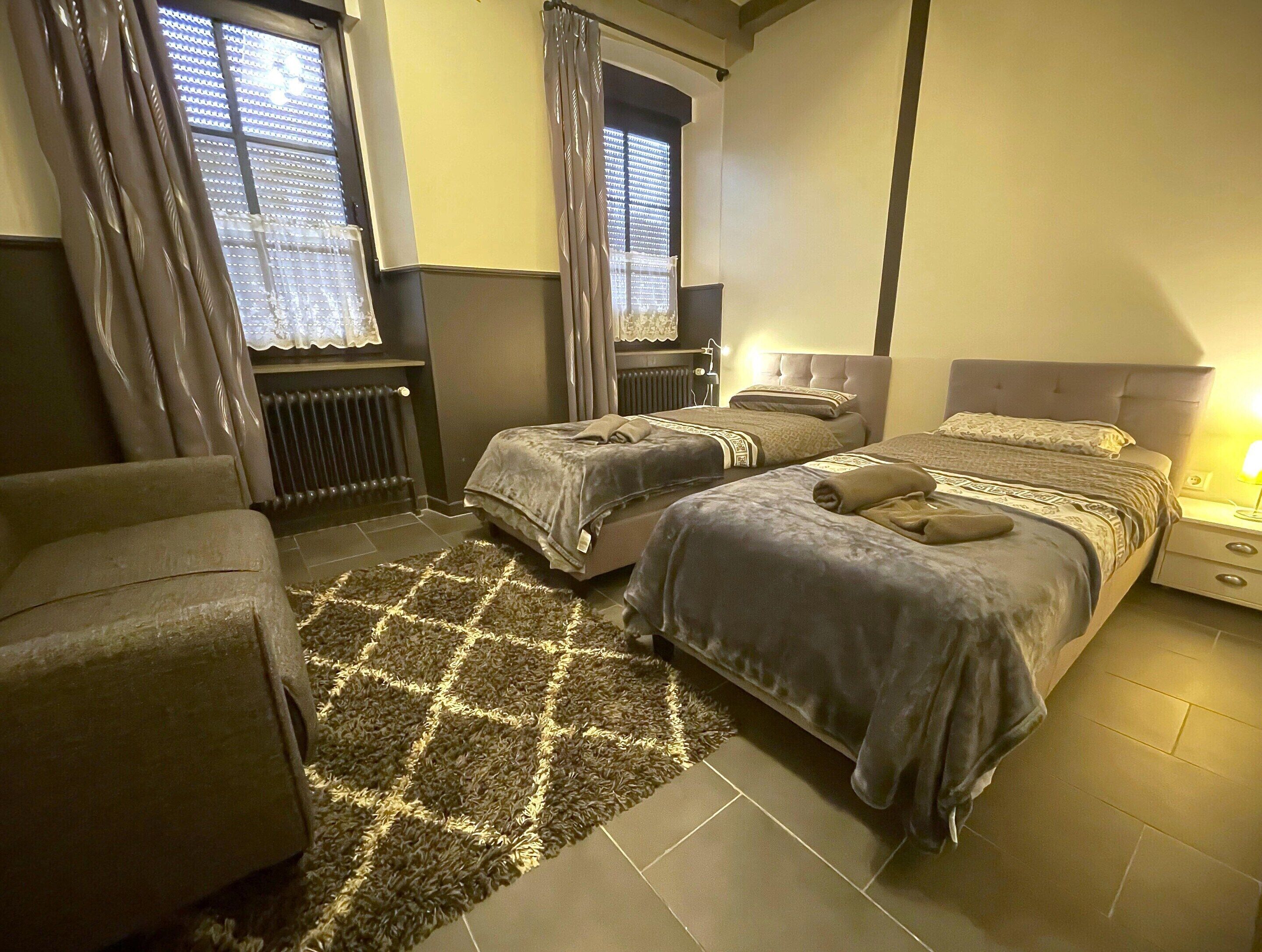 1 chambre, fer et planche à repasser