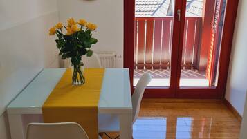 Apartment, 1 Bedroom, Accessible, Balcony | Dining