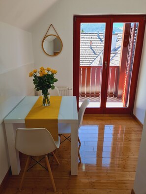 Apartment, 1 Schlafzimmer, barrierefrei, Balkon | Speisen