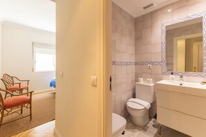 タオル、トイレットペーパー