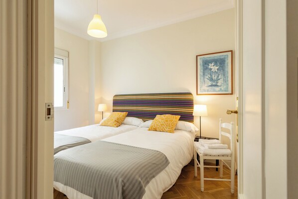 3 bedrooms, iron/ironing board, WiFi, bed sheets