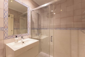 Serviettes fournies, papier toilette