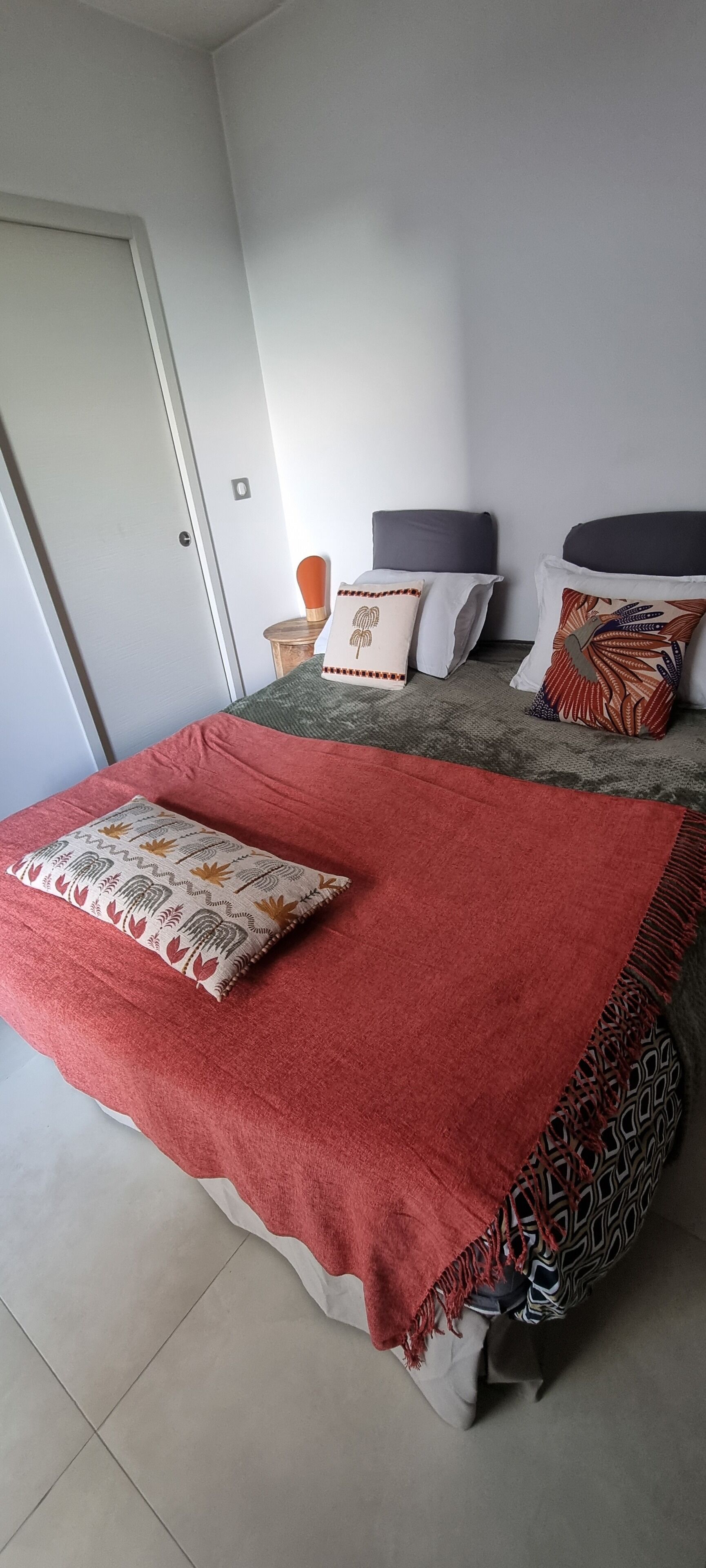 1 slaapkamer, een strijkplank/strijkijzer, wifi, beddengoed