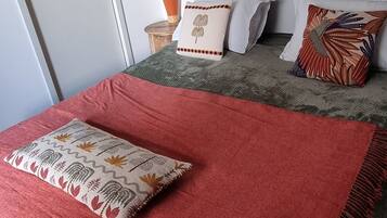 1 slaapkamer, een strijkplank/strijkijzer, wifi, beddengoed