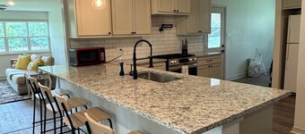 Charming 3-bedroom house on the water