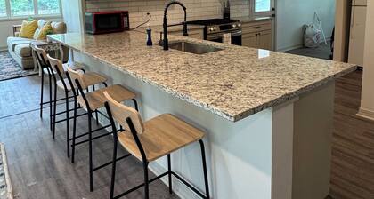 Charming 3-bedroom house on the water