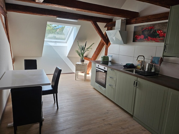 Fridge, oven, stovetop, coffee/tea maker